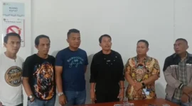 Warga Pamijahan memperlihatkan menu Makan Bergizi Gratis yang diprotes hingga viral di media sosial. (Posnews/Ist)