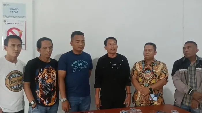 Warga Pamijahan memperlihatkan menu Makan Bergizi Gratis yang diprotes hingga viral di media sosial. (Posnews/Ist)
