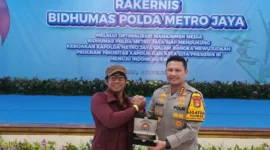 Kabid Humas Polda Metro Jaya Kombes Pol Bhudi Hermanto bersama “young guns” Bang Imo – YouTuber muda dan jurnalis digital Polri. (Posnews)
