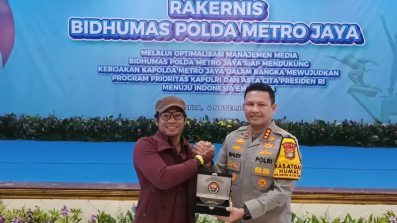 Kabid Humas Polda Metro Jaya Kombes Pol Bhudi Hermanto bersama “young guns” Bang Imo – YouTuber muda dan jurnalis digital Polri. (Posnews)