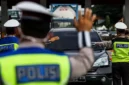 Petugas kepolisian mengatur lalu lintas saat massa buruh turun ke jalan. (Posnews/Net)