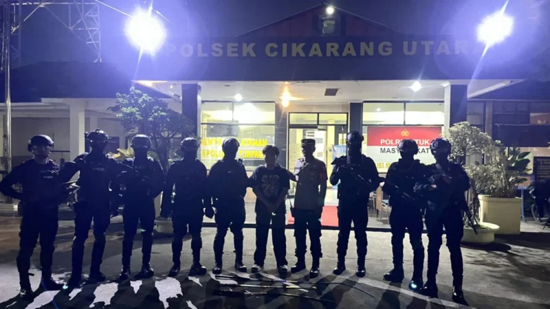 Brimob mengamankan remaja dan barang bukti celurit saat menggagalkan tawuran di Cikarang Utara. (Posnews/Ist)