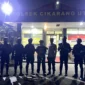 Brimob mengamankan remaja dan barang bukti celurit saat menggagalkan tawuran di Cikarang Utara. (Posnews/Ist)