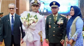 Rizki Juniansyah dilantik sebagai perwira TNI AL oleh Panglima TNI Agus Subiyanto di Mabes TNI. (Posnews/Puspen  Mabes TNI)