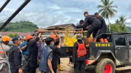 Petugas gabungan BNPB dan Basarnas mengevakuasi korban serta membantu pengungsi pascabencana di wilayah Sumatera.
(Posnews/Ist)