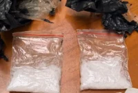 etugas Lapas Narkotika Jakarta memperlihatkan barang bukti sabu yang disembunyikan dalam pembalut wanita, Rabu (12/11/2025). (Posnews/Ist)
