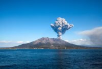 Ilustrasi, Erupsi eksplosif di kawah Minamidake, Gunung Sakurajima, Jepang, Minggu (16/11) dini hari. Kolom abu vulkanik mencapai 4,4 km, lontarkan batu besar. Dok: Istimewa.