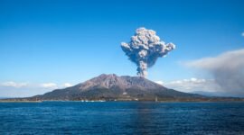 Ilustrasi, Erupsi eksplosif di kawah Minamidake, Gunung Sakurajima, Jepang, Minggu (16/11) dini hari. Kolom abu vulkanik mencapai 4,4 km, lontarkan batu besar. Dok: Istimewa.