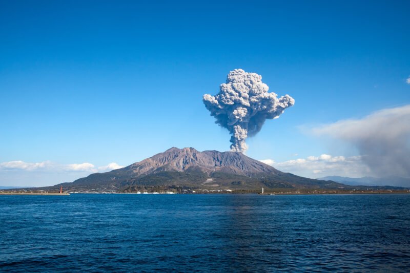 Ilustrasi, Erupsi eksplosif di kawah Minamidake, Gunung Sakurajima, Jepang, Minggu (16/11) dini hari. Kolom abu vulkanik mencapai 4,4 km, lontarkan batu besar. Dok: Istimewa.