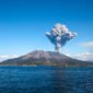 Ilustrasi, Erupsi eksplosif di kawah Minamidake, Gunung Sakurajima, Jepang, Minggu (16/11) dini hari. Kolom abu vulkanik mencapai 4,4 km, lontarkan batu besar. Dok: Istimewa.