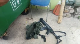 Di area Masjid ditemukan senjata mainan jenis laras Panjang, pistol dan wadah bahan peledak. (Posnews)
