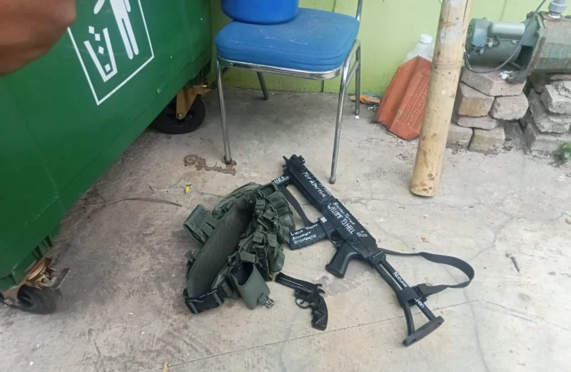 Di area Masjid ditemukan senjata mainan jenis laras Panjang, pistol dan wadah bahan peledak. (Posnews)