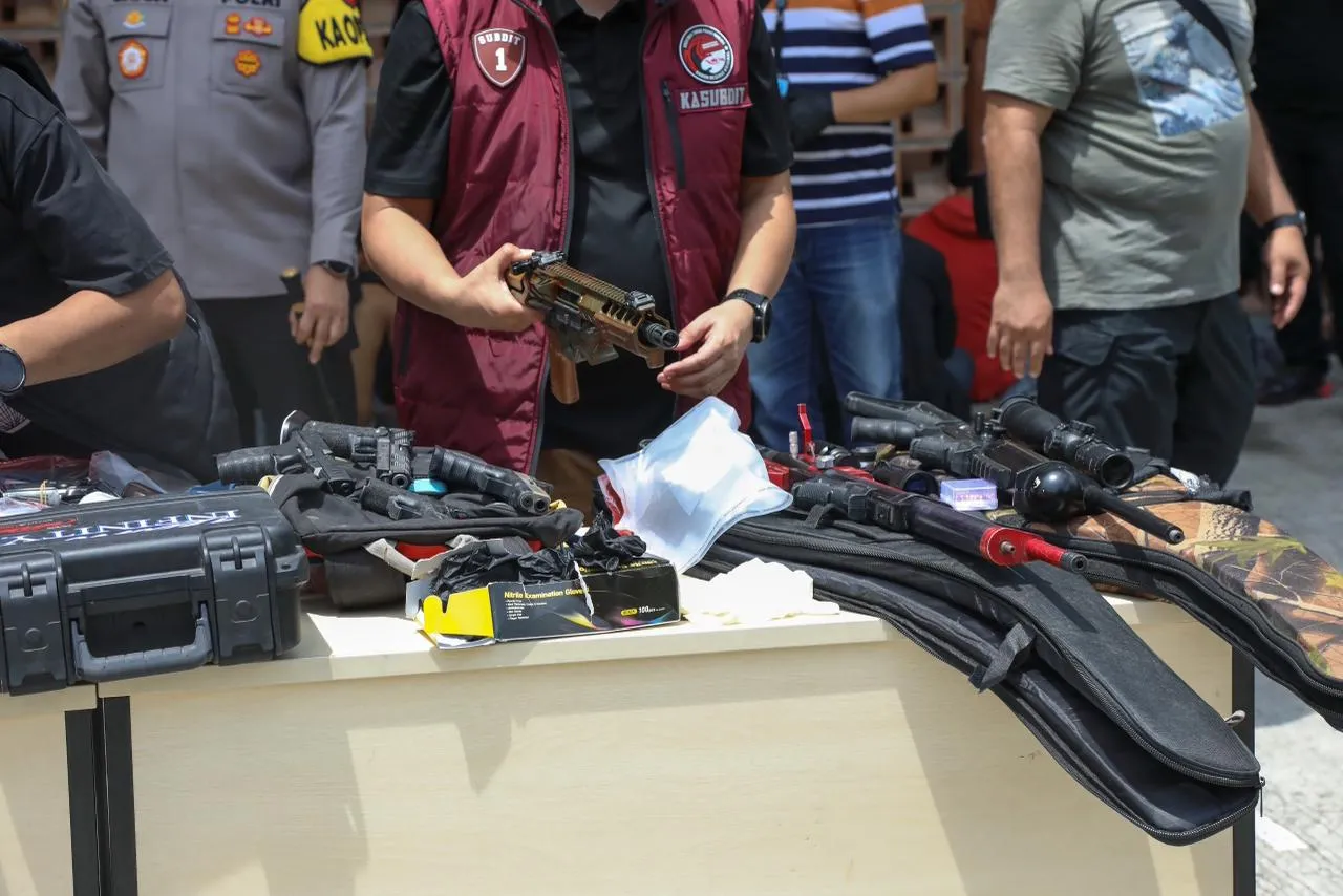 Ratusan personel BNN dan Polri menggerebek Kampung Bahari, Jakarta Utara, Jumat (7/11/2025). Sabu 89 kilogram, senjata api, dan uang miliaran rupiah berhasil diamankan dari gudang narkoba.