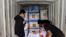 Polisi memeriksa ratusan ballpress pakaian bekas ilegal yang disita dari truk fuso di Rest Area KM 19 Tol Jakarta–Cikampek.(Posnews/Ist)
