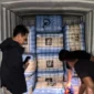Polisi memeriksa ratusan ballpress pakaian bekas ilegal yang disita dari truk fuso di Rest Area KM 19 Tol Jakarta–Cikampek.(Posnews/Ist)
