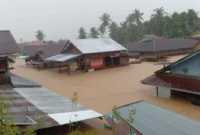 Personel Polri dan tim SAR mengevakuasi warga di lokasi longsor di Sumatera Utara dengan kondisi jalan tertutup material tanah. (Posnews/Ist)
