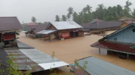 Personel Polri dan tim SAR mengevakuasi warga di lokasi longsor di Sumatera Utara dengan kondisi jalan tertutup material tanah. (Posnews/Ist)