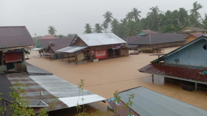 Personel Polri dan tim SAR mengevakuasi warga di lokasi longsor di Sumatera Utara dengan kondisi jalan tertutup material tanah. (Posnews/Ist)