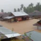 Personel Polri dan tim SAR mengevakuasi warga di lokasi longsor di Sumatera Utara dengan kondisi jalan tertutup material tanah. (Posnews/Ist)