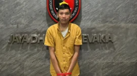 Polisi Polda Metro Jaya menangkap R pelaku penembakan hansip di Cakung ditangkap di Pelabuhan Bakauheni, Lampung. (Posnews/Ist)