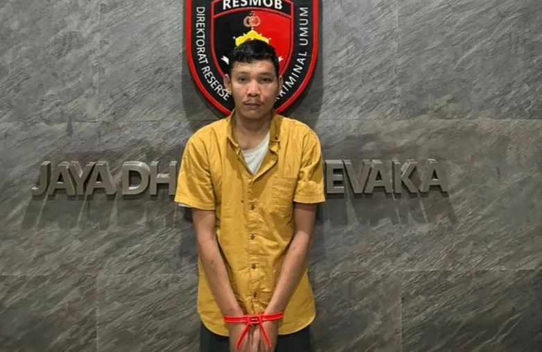 Polisi Polda Metro Jaya menangkap R pelaku penembakan hansip di Cakung ditangkap di Pelabuhan Bakauheni, Lampung. (Posnews/Ist)