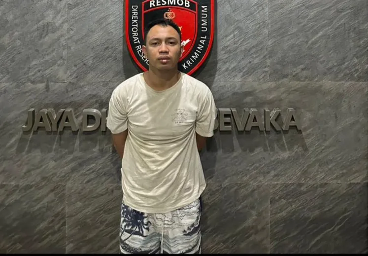 Polisi Polda Metro Jaya menggiring pelaku penembakan hansip di Cakung saat ditangkap di Pelabuhan Bakauheni, Lampung.