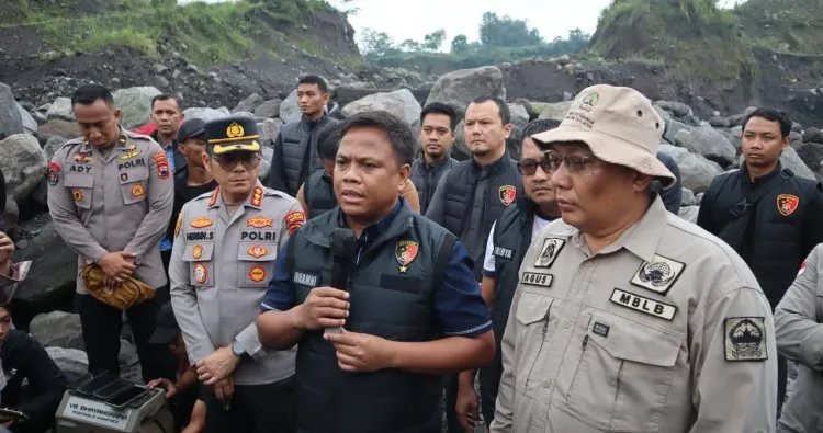 Polri gerebek tambang ilegal di lereng Merapi Magelang, alat berat dan tumpukan material disegel petugas. (Polri)