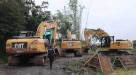 Polisi memeriksa lokasi tambang pasir ilegal di lereng Gunung Merapi saat penggerebekan kasus tambang senilai Rp 3 triliun. (Polri)