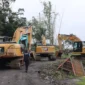 Polisi memeriksa lokasi tambang pasir ilegal di lereng Gunung Merapi saat penggerebekan kasus tambang senilai Rp 3 triliun. (Polri)