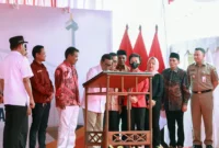 Gubernur DKI Jakarta Pramono Anung meresmikan Kampung Tanah Harapan di Kelapa Gading Barat, Jakarta Utara, Selasa (18/11/2025). (Posnews/Kominfo)
