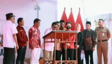 Gubernur DKI Jakarta Pramono Anung meresmikan Kampung Tanah Harapan di Kelapa Gading Barat, Jakarta Utara, Selasa (18/11/2025). (Posnews/Kominfo)