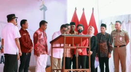 Gubernur DKI Jakarta Pramono Anung meresmikan Kampung Tanah Harapan di Kelapa Gading Barat, Jakarta Utara, Selasa (18/11/2025). (Posnews/Kominfo)
