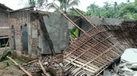 Puluhan rumah rusak setelah tanah bergerak di wilayah Jawa Tengah. (Posnews/BPBD)
