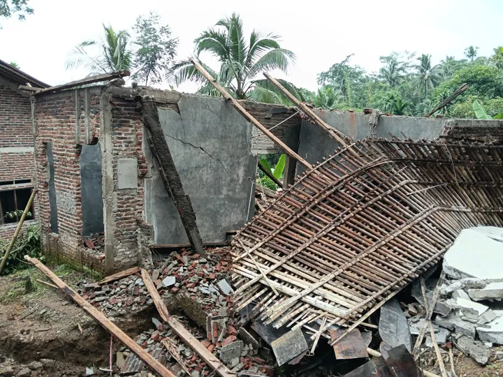 Puluhan rumah rusak setelah tanah bergerak di wilayah Jawa Tengah. (Posnews/BPBD)