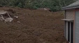 Tebing runtuh akibat hujan lebat yang memicu longsor di Pandanarum, Banjarnegara. (Posnews/Ist)
