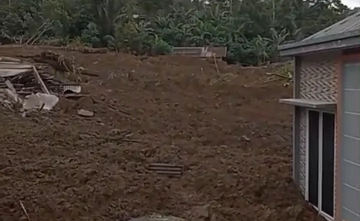 Tebing runtuh akibat hujan lebat yang memicu longsor di Pandanarum, Banjarnegara. (Posnews/Ist)