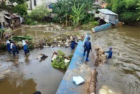 Warga Jati Padang, Pasar Minggu, kembali terendam banjir akibat tanggul jebol. (Ist)