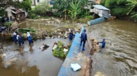 Warga Jati Padang, Pasar Minggu, kembali terendam banjir akibat tanggul jebol. (Ist)