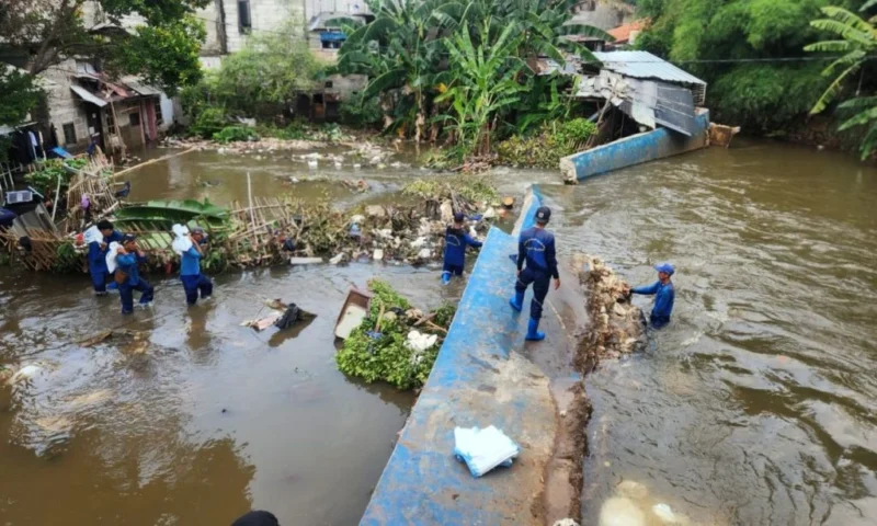 Warga Jati Padang, Pasar Minggu, kembali terendam banjir akibat tanggul jebol. (Ist)