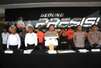 Kapolres Metro Bekasi Kota Kombes Pol Kusumo Wahyu Bintoro, didampingi Wakapolres AKBP Bayu Pratama Gubunagi ungkap kasus curanmor viral di Mapolres.(Ist/Posnews)