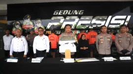 Kapolres Metro Bekasi Kota Kombes Pol Kusumo Wahyu Bintoro, didampingi Wakapolres AKBP Bayu Pratama Gubunagi ungkap kasus curanmor viral di Mapolres.(Ist/Posnews)