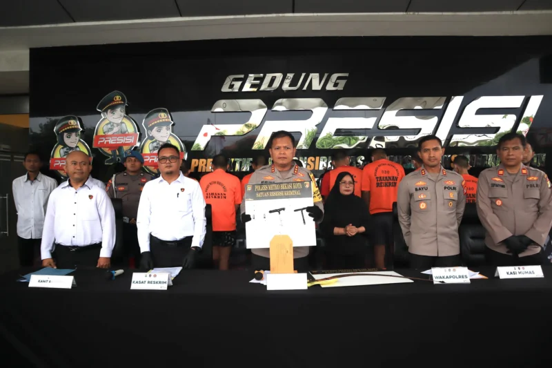 Kapolres Metro Bekasi Kota Kombes Pol Kusumo Wahyu Bintoro, didampingi Wakapolres AKBP Bayu Pratama Gubunagi ungkap kasus curanmor viral di Mapolres.(Ist/Posnews)