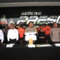 Kapolres Metro Bekasi Kota Kombes Pol Kusumo Wahyu Bintoro, didampingi Wakapolres AKBP Bayu Pratama Gubunagi ungkap kasus curanmor viral di Mapolres.(Ist/Posnews)