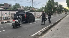 Polisi Perintis Presisi membubarkan tawuran pemuda di Kebon Singkong. (Posnews/Ist)
