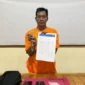 Polisi menggiring tersangka Jamroni, pelaku pemerasan dengan modus mengaku anggota BNN di Pelalawan, Riau. (Posnews/Polsek Pelalawan)