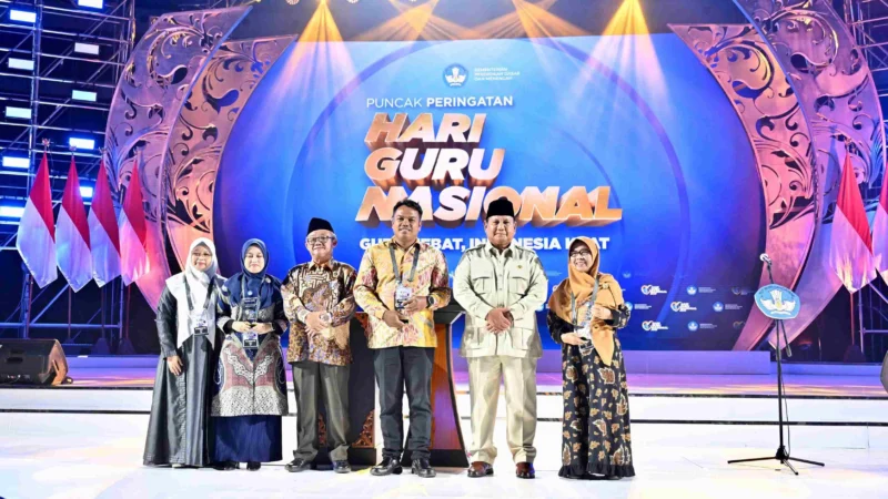 Tiga guru berprestasi menerima anugerah dari Presiden Prabowo pada peringatan Hari Guru Nasional 2025. (red)