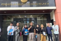 Tim Advokat Yogi Pajar Suprayogi & Partners saat mengajukan pencabutan gugatan di Pengadilan Negeri Cibinong. (Posnews)