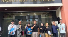 Tim Advokat Yogi Pajar Suprayogi & Partners saat mengajukan pencabutan gugatan di Pengadilan Negeri Cibinong. (Posnews)