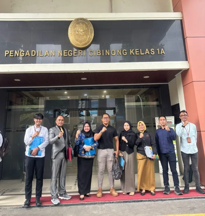 Tim Advokat Yogi Pajar Suprayogi & Partners saat mengajukan pencabutan gugatan di Pengadilan Negeri Cibinong. (Posnews)