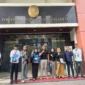 Tim Advokat Yogi Pajar Suprayogi & Partners saat mengajukan pencabutan gugatan di Pengadilan Negeri Cibinong. (Posnews)